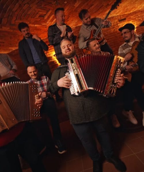 Modrijani in Poskočni – Mau čuden (besedilo)