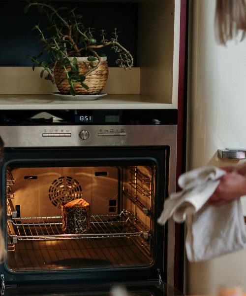 Kako očistiti steklo na pečici, da bo vedno bleščeče čisto?