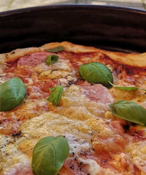 Najboljša pica v pekaču: Recept, ki vas bo prepričal