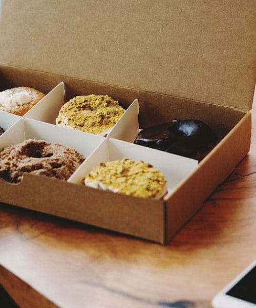 Kaj običajno pijemo zraven krofov? Najboljše pijače za popolno sladko razvajanje