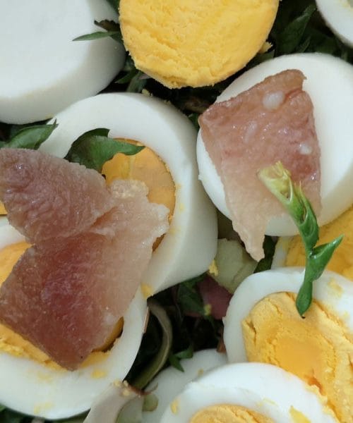 Sezona je tu! Zakaj je regrat s slanino ali ocvirki prava dolenjska poslastica?