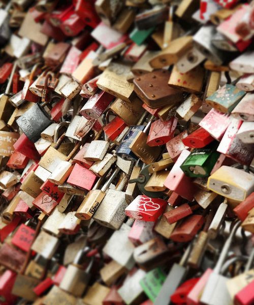 Simbolika ključavnic ljubezni: Tradicija večne zvestobe
