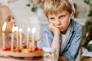 Je vaš otrok otrovert? Znaki, ki jih starši pogosto spregledajo