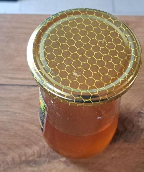 Kako prepoznati pravi med z enostavnim testom v kozarcu vode?