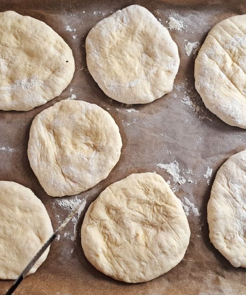 Lepinja, ki ne razočara! Zakaj jo je treba pred peko zarezati po vrhu in kako to naredite brez težav?