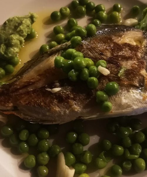 Pozabite na dolgočasne priloge – grah s pire krompirjem ob pečeni oradi očara z nežnostjo!