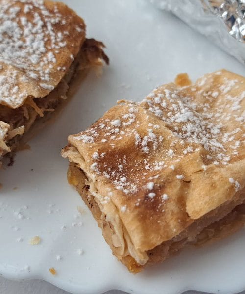 Spekli ste svež jabolčni zavitek in zdaj ne veste … Ga posuti s sladkorjem v prahu ali z navadnim?