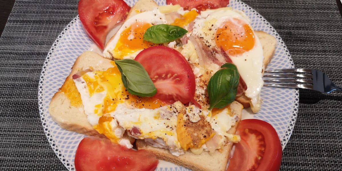 Jajca na oko, toast, paradižnik