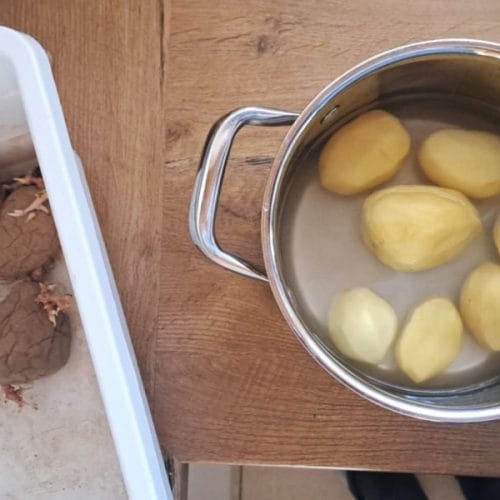 Kako narezati krompir, da bo kar najhitreje kuhan?