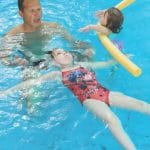 Kako naučiti otroka plavati?