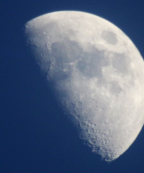 Trik, kako ujeti podrobnosti Lune že s telefonom