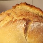 Svež kruh iz litoželezne posode