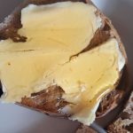 Kruh z medom in maslom