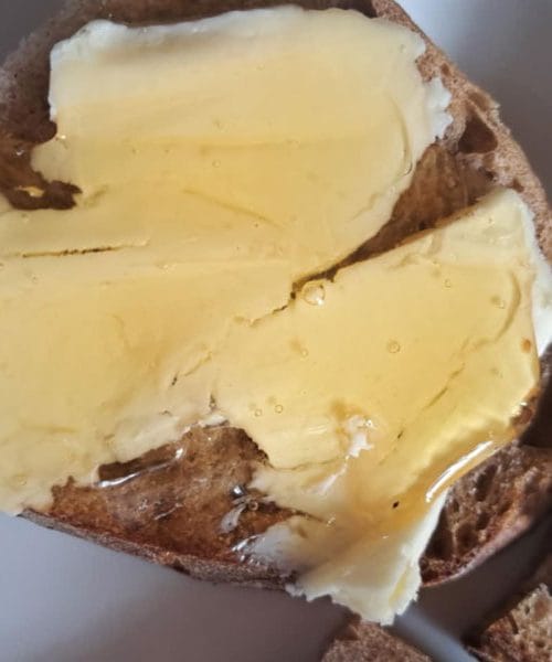 Zdrav slovenski zajtrk ali kako namazati kruh z maslom, da med ne bo tekel čez rob?