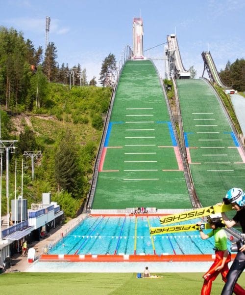 Kjer pozimi zmagujejo Slovenci, Finci poleti plavajo. Olimpijski bazen pod skakalnico v Lahtiju