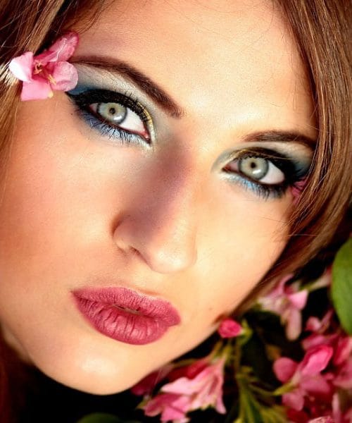 Popoln vodič po korakih ličenja: od vlažilne kreme do popolnih ustnic