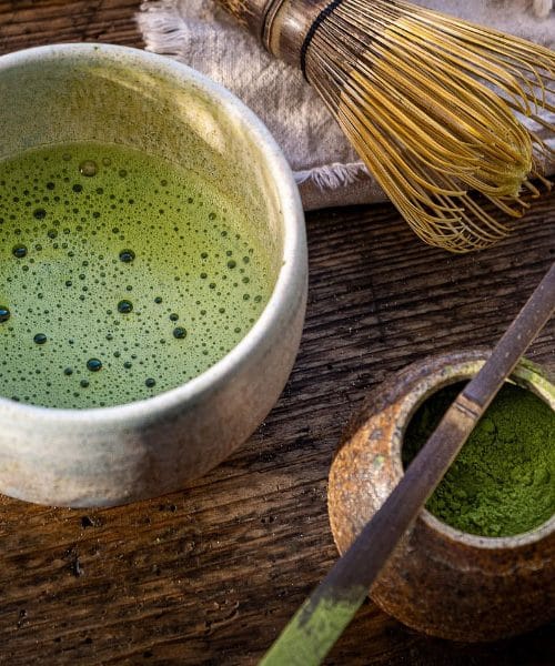 Je matcha res bolj zdrava od zelenega čaja? Strokovnjaki odgovarjajo