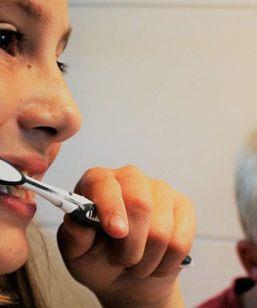 Kaj se zgodi, če si umivamo zobe z nedominantno roko?