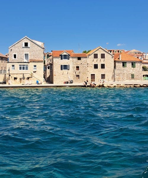 Prvić: Poznate ta dalmatinski otok brez avtomobilov?