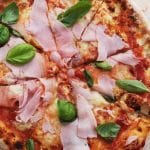 Pica z baziliko, mocarelo in kuhanim pršutom