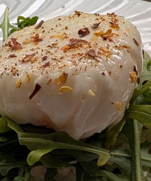 Poširano jajce iz mikrovalne pečice v eni minuti: trik, ki preseneča