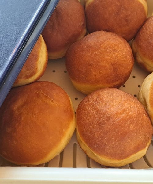 Vam je ostalo še kaj pustnih krofov? Preveri, kaj lahko naredite iz njih