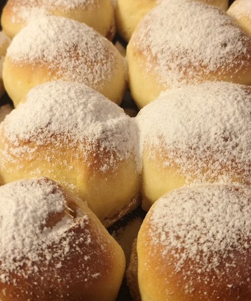 Recept za mehke in puhaste buhteljne z marelično marmelado. Njami, super so!