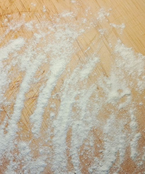 Posipanje moke brez nereda: genialni trik, ki navdušuje domače peke