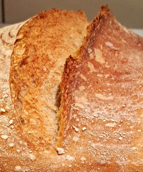 Diši po otroštvu in toplini doma – ržen kruh, kot so ga pekle naše babice