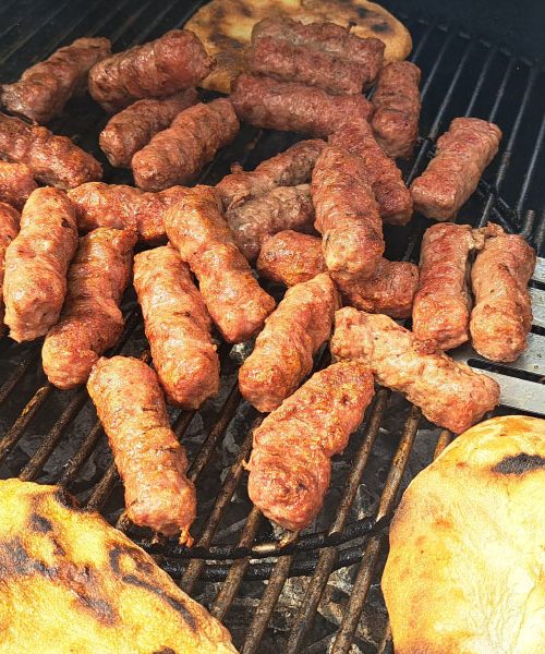 Čas je za žar: kako iz pleskavic in čevapčičev ustvariti pravo mojstrovino