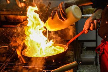 Nikoli ne mešajte olja in vode – to je razlog, zakaj lahko pride do eksplozije v kuhinji