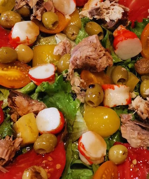 Solata s tuno, olivami in paradižnikom? Popolna kombinacija svežine in okusa!