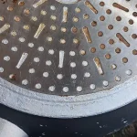 Uničena ponev za v smeti