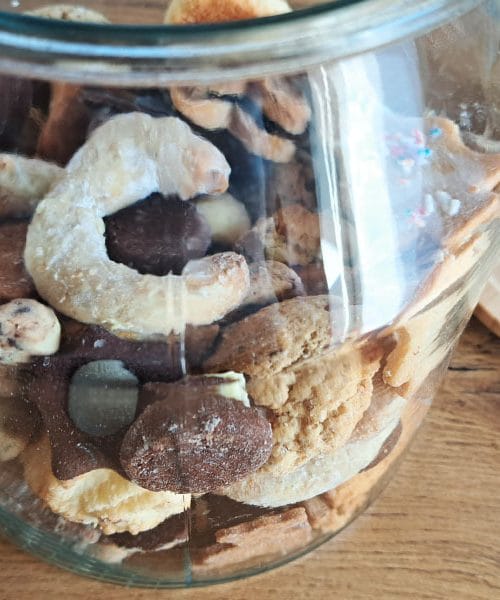 Iz starih piškotov smo naredili enostavno sladico – rezultat vas bo presenetil!