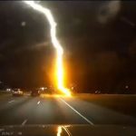 Strela treščila v cesto