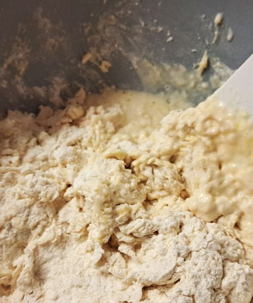 Zakaj je kislo testo vedno malo lepljivo? In zakaj je to v redu?