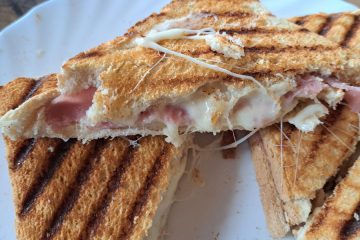 Pozabite na toaster – ta metoda naredi popoln hrustljav toast