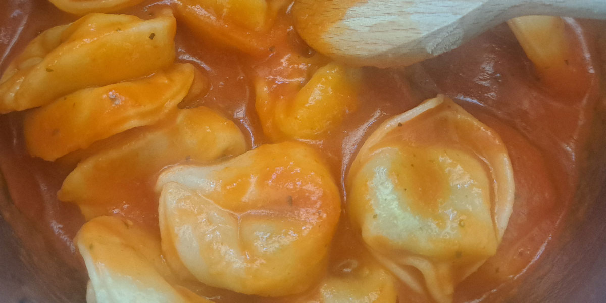 Tortelini s paradižnikovo omako