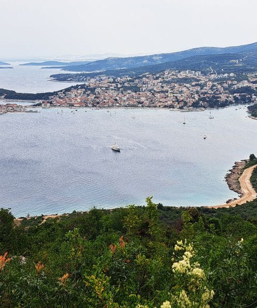 Za mnoge eden lepših zalivov v Dalmaciji – pogled na Primošten, ki te zadrži v tišini