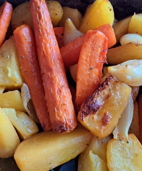 Pečena zelenjava kot iz babičine peči. Zakaj nas ta jed vedno znova osvoji?