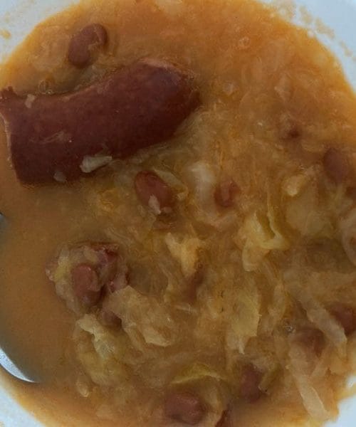 Kislo zelje s klobaso in fižolom – skrivnost tradicionalne jedi, ki greje telo in dušo