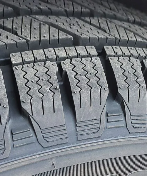 Kako napolniti zimske gume za varno vožnjo v hladni sezoni?