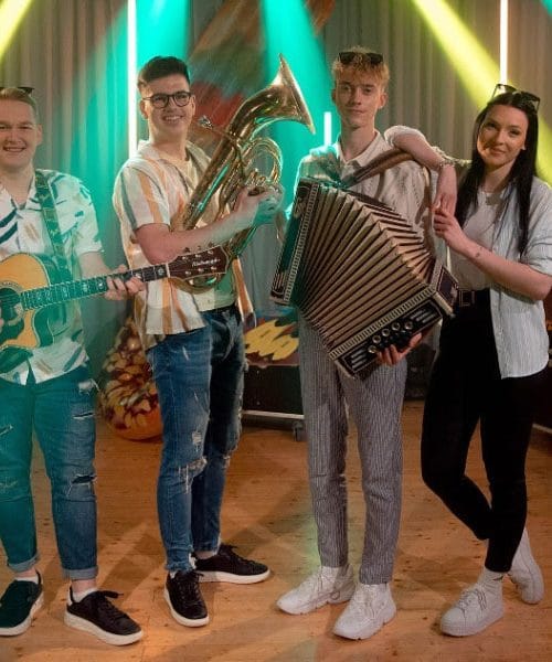 Do Portoroža z ansamblom Zaplet in poletni ritmi, ki se usedejo v srce