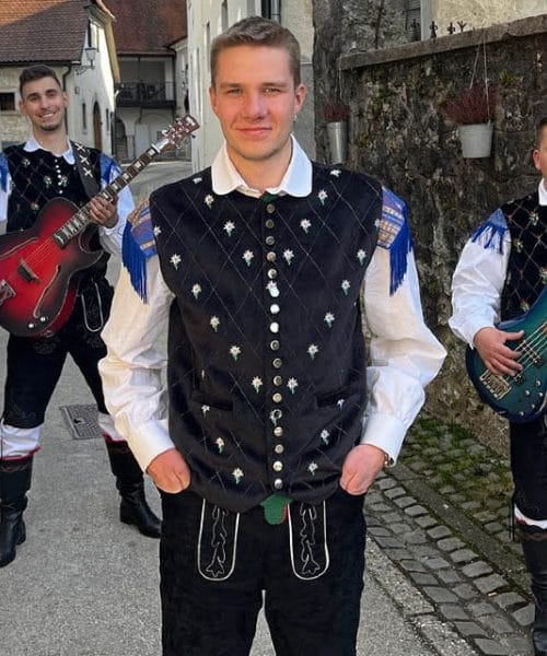 Ansambel Dolenjska Vigred z novo skladbo Oprosti, mi draga