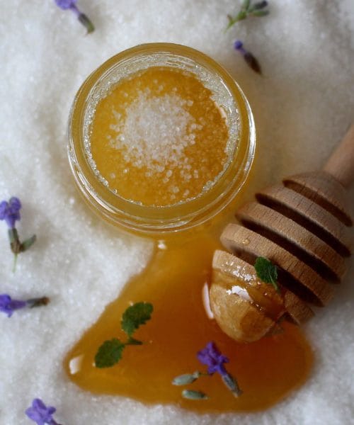 Domač naravni piling, ki ga pripraviš s sestavinami iz kuhinje