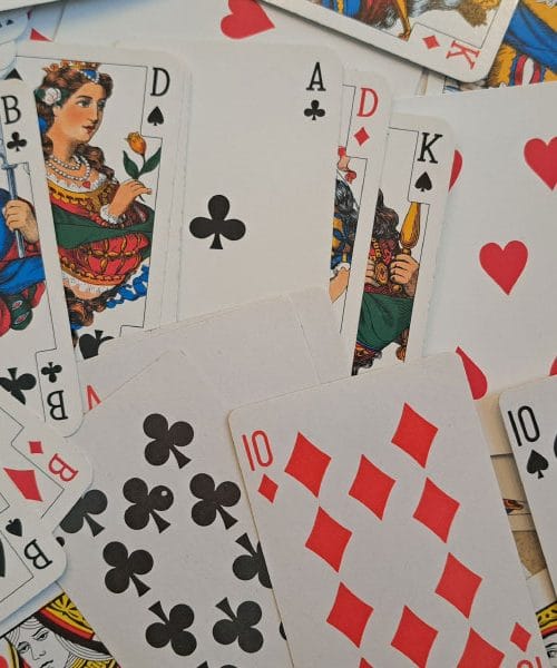 Katere igre s kartami igrati na kampiranju – za pare, družine in samotarje