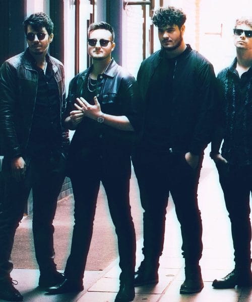 Ember se razgalijo na odru in v novi skladbi Ni zadelo me