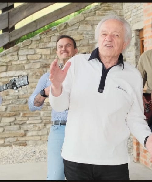 Enkrat na leto, ko je glasba sveta: Alfi Nipič s pesmijo za dušo vsem vaščanom