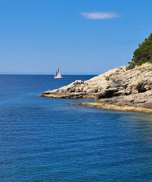 Če boste v okolici Pule, potem to plažo morate obiskati