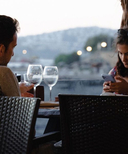 Ko se ljubezen izklopi brez opozorila: Ghosting* in tišina, ki boli bolj kot besede